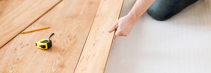 Person verlegt Laminat